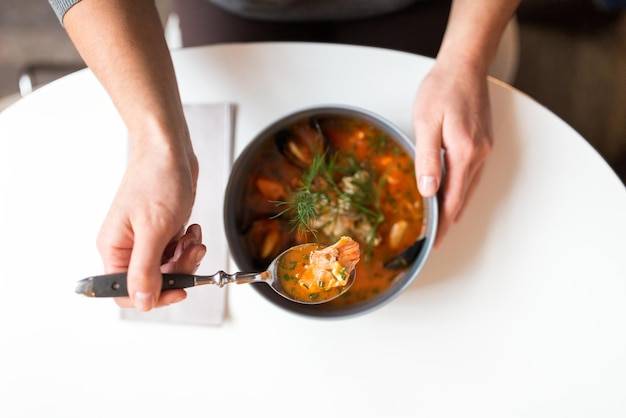 Czym doprawić zupę gulaszową aby wydobyć jej głęboki smak?