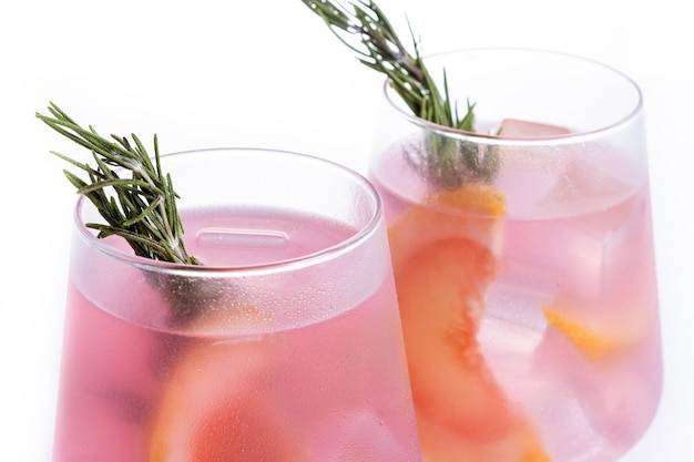 Jak przygotować domowy różowy gin przepis na wyjątkowy drink?