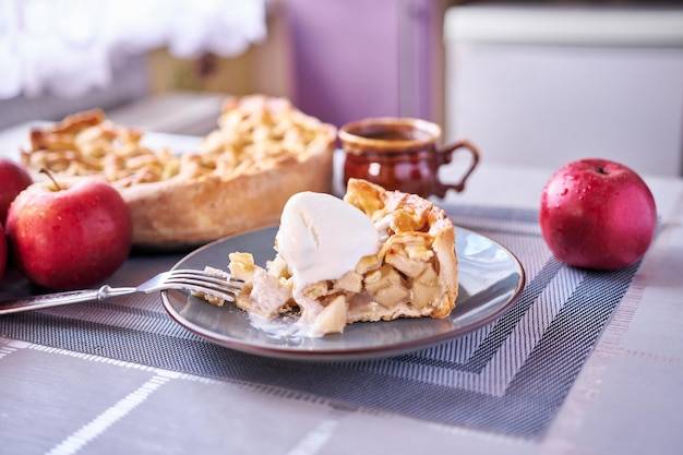 Jak smakuje ciasto jabłkowe ze śmietaną?