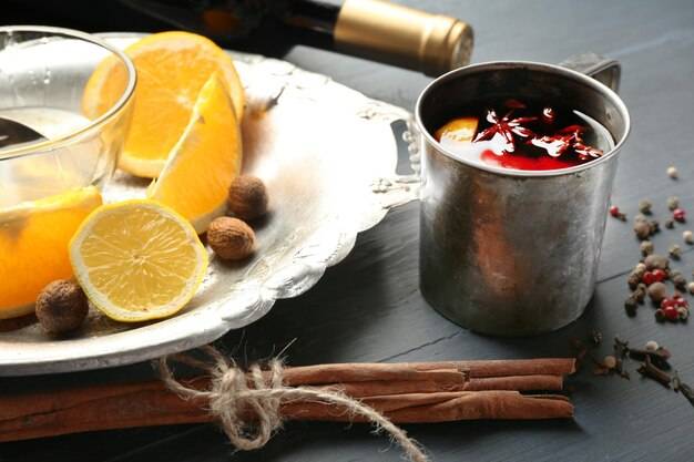 Jak zrobić domowe grzane wino i zachować jego aromat?