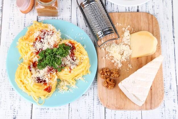 Jakie spaghetti z serem przepisy warto wypróbować na szybki obiad?