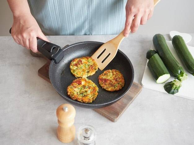 Na jakiej patelni smażyć bez tłuszczu, aby jedzenie było smaczne i zdrowe