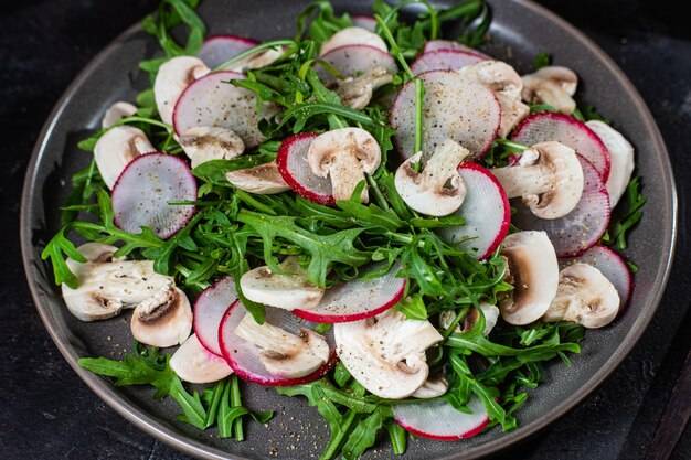 Sałatka z surowych pieczarek i pomidorów w codziennej kuchni