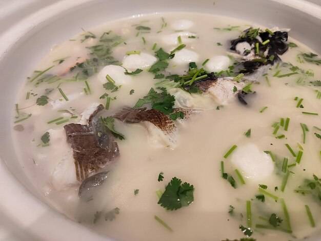 Co dodać do zupy rybnej aby podkreślić jej smak?