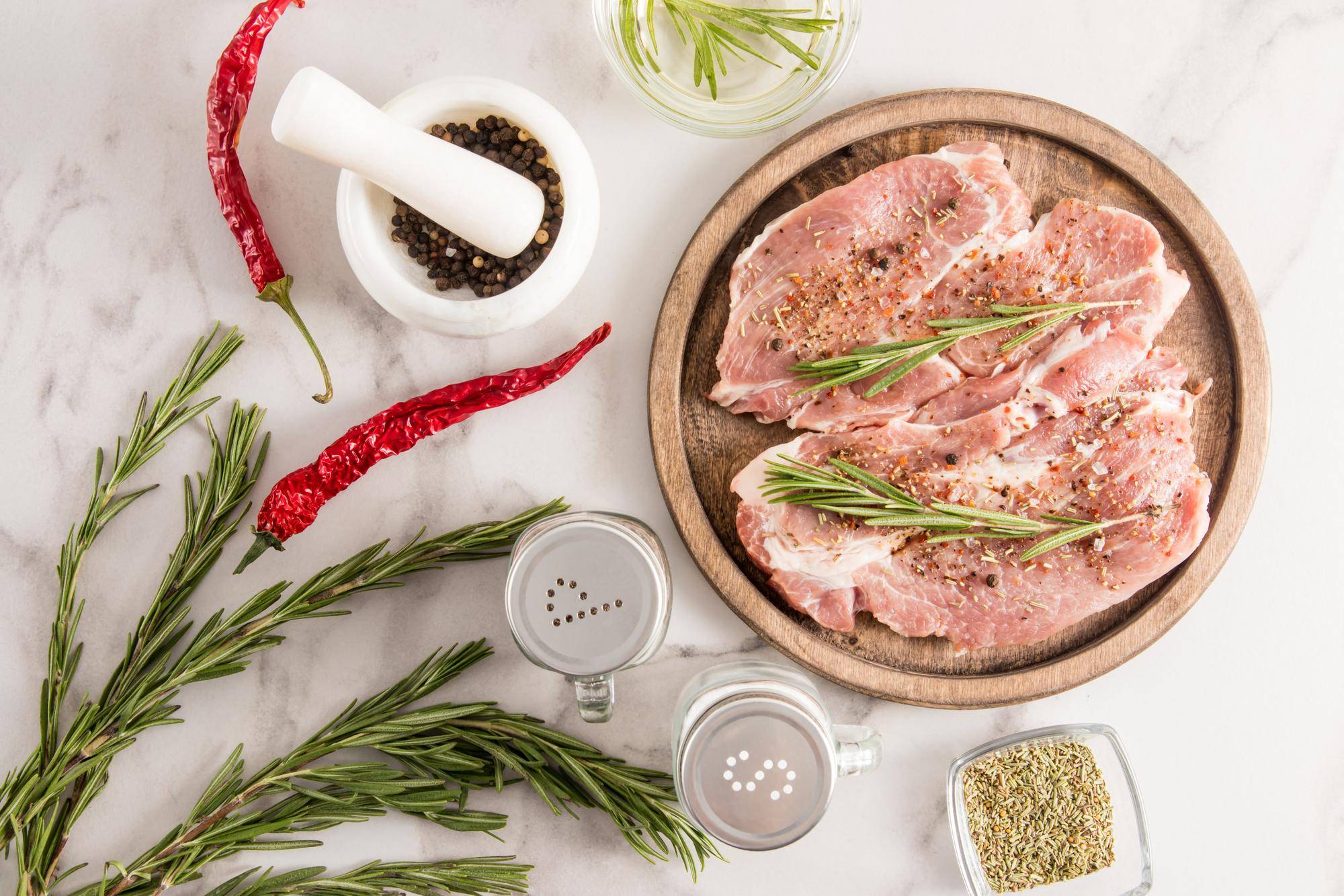 Jak doprawić karczek do pieczenia żeby był soczysty i aromatyczny?